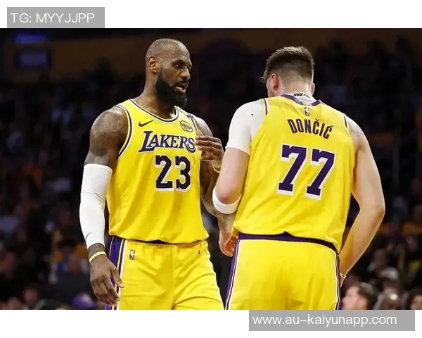 东契奇盛赞詹姆斯融入球队能力强调他多才多艺无人能挡